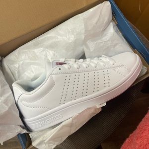 k-swiss, size 7 para mujer , nuevo
